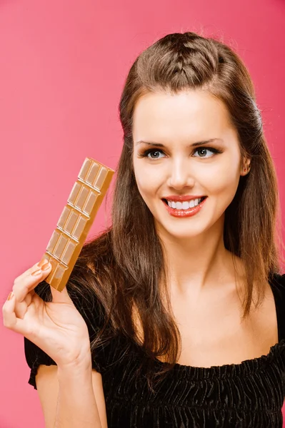Темноволосая девушка держит в руке шоколад — стоковое фото