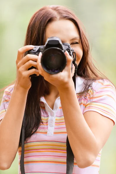 Mooi meisje met camera — Stockfoto