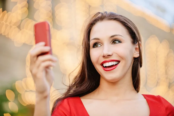 Young woman reads text message — Stock Photo, Image