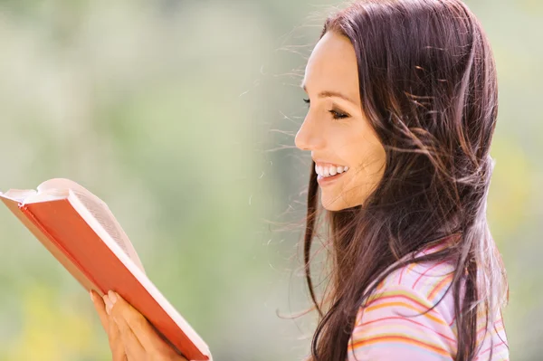 Όμορφη νεαρή γυναίκα διαβάζει το βιβλίο — Φωτογραφία Αρχείου