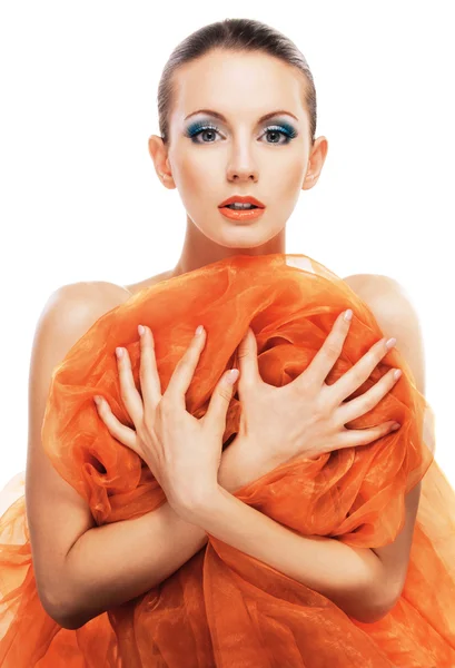 Молодая женщина с апельсиновой шалью — стоковое фото