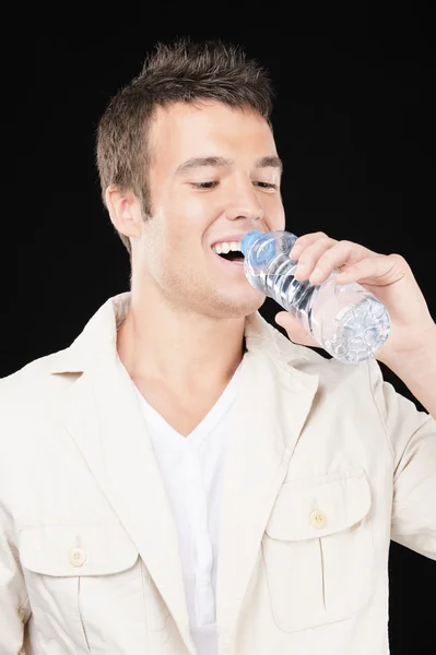 Un homme souriant boit de l'eau — Photo