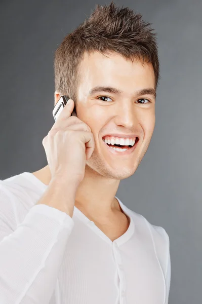 Unge mannen som talar med mobiltelefon — Stockfoto