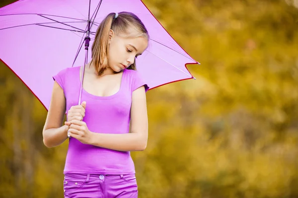 Jong meisje met violet paraplu — Stockfoto