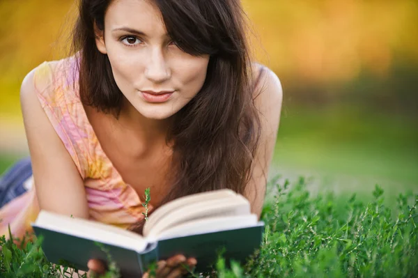 Girl reads book — Stock Photo, Image
