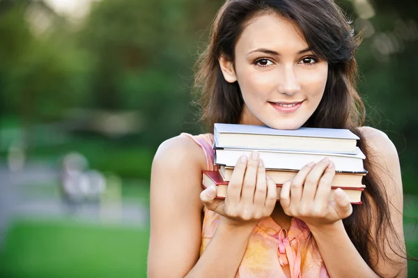 Студентка-девочка держит учебники — стоковое фото