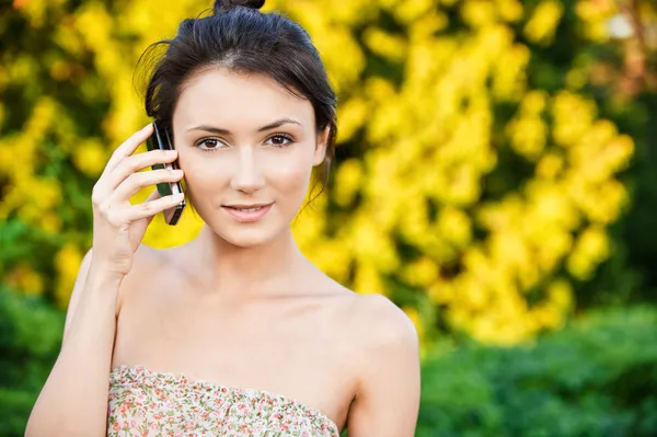 Girl speaks on phone — Stock Photo, Image