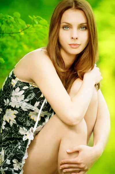 Piękna Młoda Kobieta Zielonym Tle — Zdjęcie stockowe