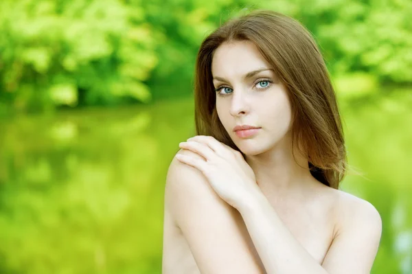 Portret Mooie Jonge Vrouw Groene Achtergrond — Stockfoto