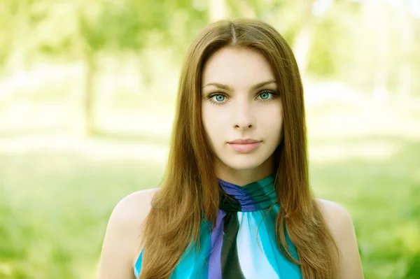 緑の背景に美しい若い女性の肖像画 — ストック写真