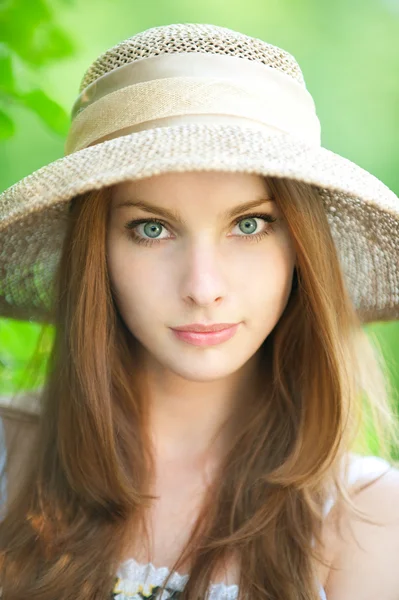Πορτρέτο Του Μια Όμορφη Κοπέλα Καπέλο Πράσινο Φόντο — Φωτογραφία Αρχείου