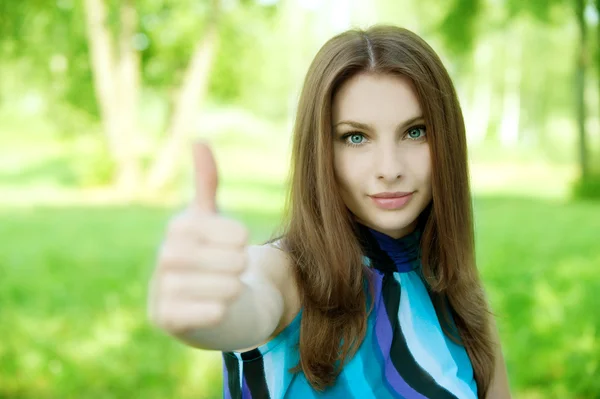 Красива Молода Жінка Показує Великий Палець Зеленому Фоні — стокове фото