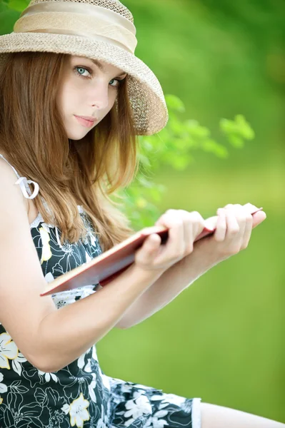 Beautiful Young Woman Hat Reading Book Green Background — Stock Photo, Image