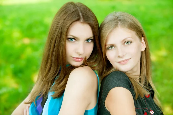 Twee Jonge Mooie Vrouw Groene Achtergrond — Stockfoto