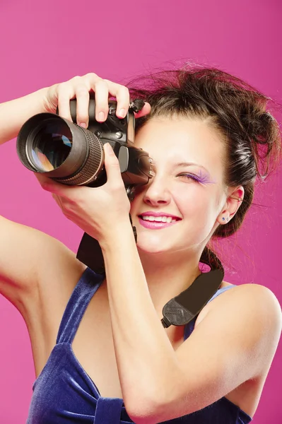 Mooie Jonge Lachende Meisje Met Camera Rode Achtergrond — Stockfoto