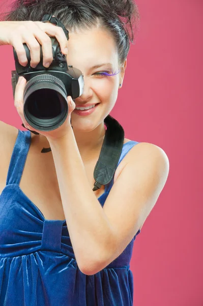 Ung flicka med kamera — Stockfoto