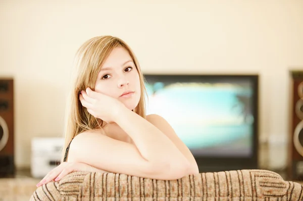 Девушка против большого телевизора — стоковое фото