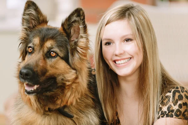 Vacker kvinna och dess får, hund — Stockfoto