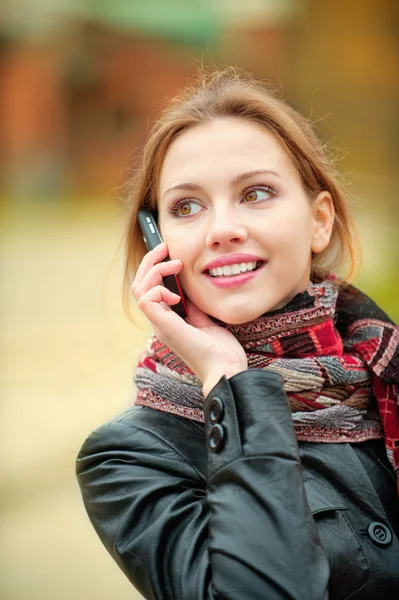 Gyönyörű nő mobiltelefonon beszél — Stock Fotó