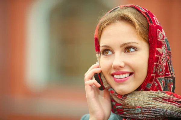 Красива жінка говорить на мобільному телефоні — стокове фото