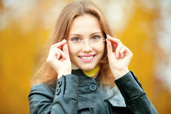 Jovem sorridente menina em óculos — Fotografia de Stock