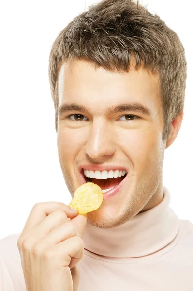 Young man eating chips — Stock Photo, Image