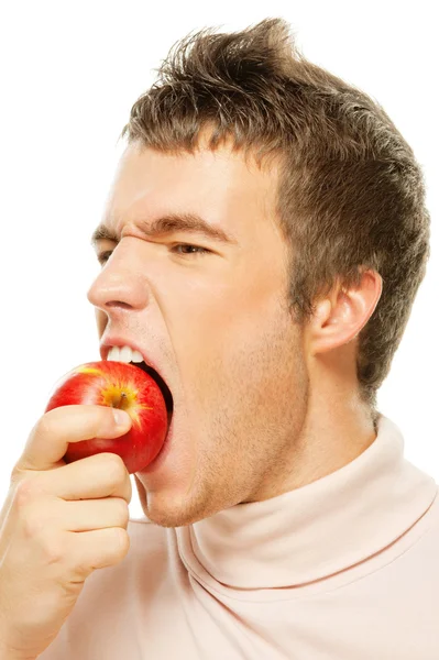 El hombre está mordiendo manzana — Foto de Stock