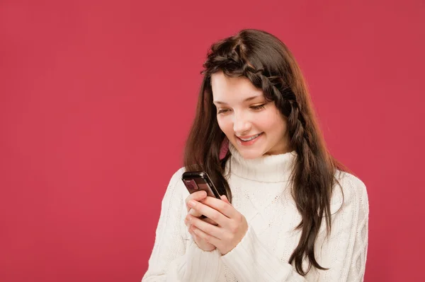Девочка читает SMS — стоковое фото