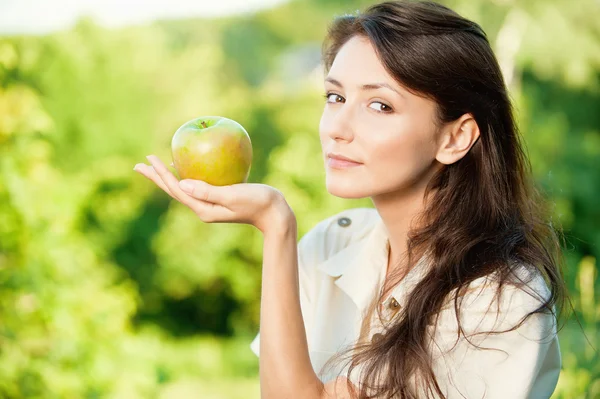 Красива жінка з зеленим яблуком — стокове фото