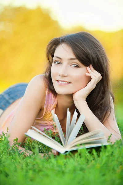 Meisje-student lezen een leerboek. — Stockfoto