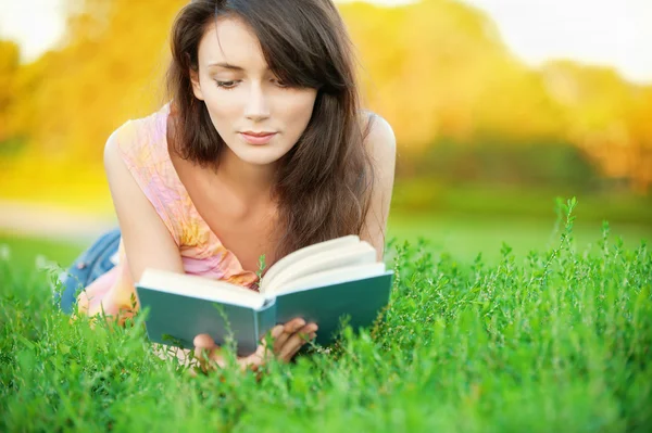 Chica-estudiante leer un libro de texto . —  Fotos de Stock