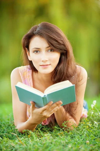 Girl-student read a textbook. — Stock Photo, Image