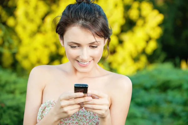 Mulher ler SMS — Fotografia de Stock
