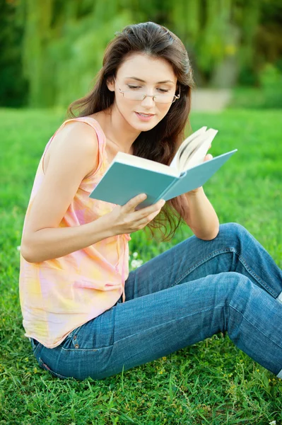 Menina-estudante ler um livro didático . — Fotografia de Stock