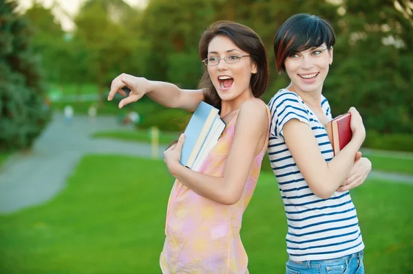 Two girl-student in the park — Stock Photo, Image
