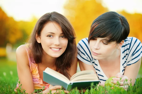 Zwei Mädchen lesen ein Buch — Stockfoto