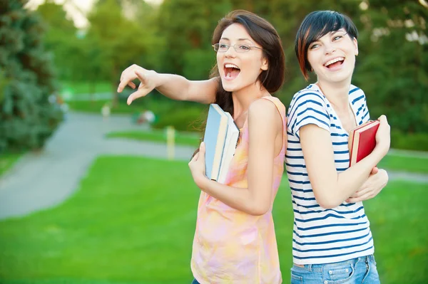 Twee meisje-student in het park — Stockfoto