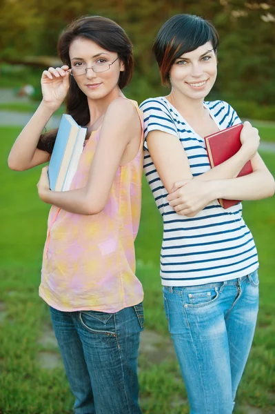 Две студентки в парке — стоковое фото