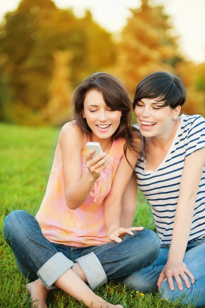Two woman read SMS — Stock Photo, Image