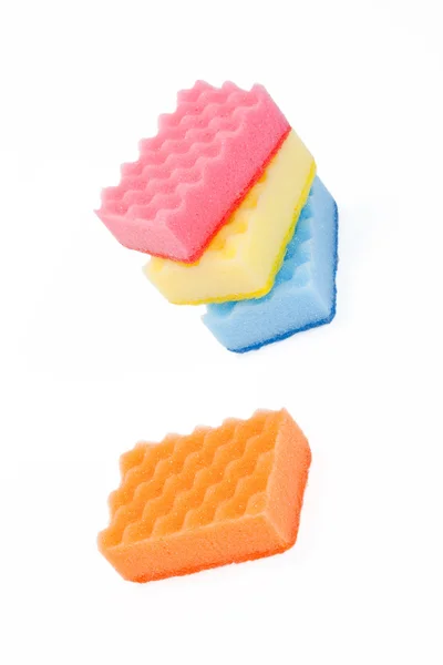 Uma e algumas esponjas de banho de cor variada — Fotografia de Stock