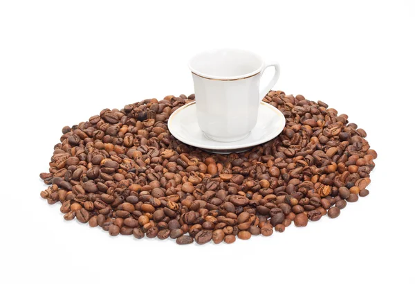 Weiße Tasse auf den Kaffeekirschen — Stockfoto