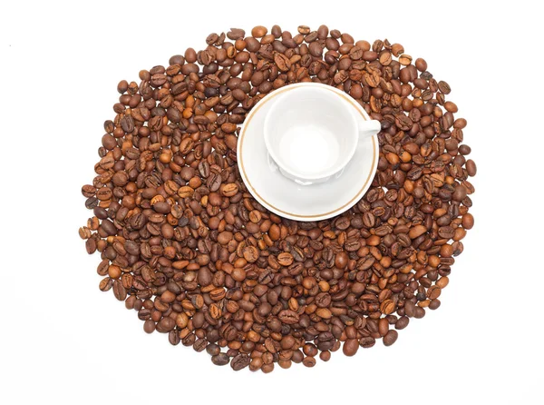 Tasse ist weiß auf den Kaffeekörnern — Stockfoto