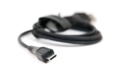 Beyaz arka plan üzerinde izole micro-usb kablosu USB