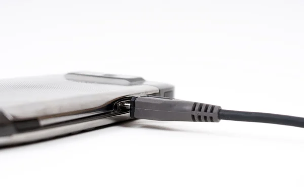 흰색 배경에 고립 된 마이크로 usb 케이블로 외부 장치 — 스톡 사진
