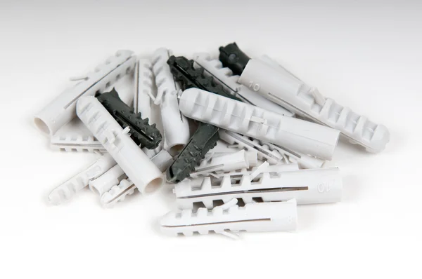 Cumulo di tasselli di plastica su sfondo bianco — Foto Stock