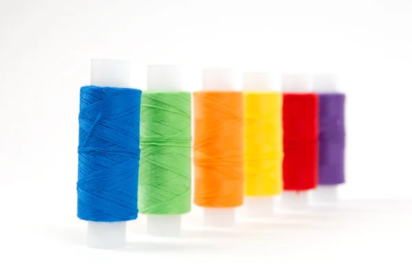 Набор нитей для шитья на белом фоне — стоковое фото