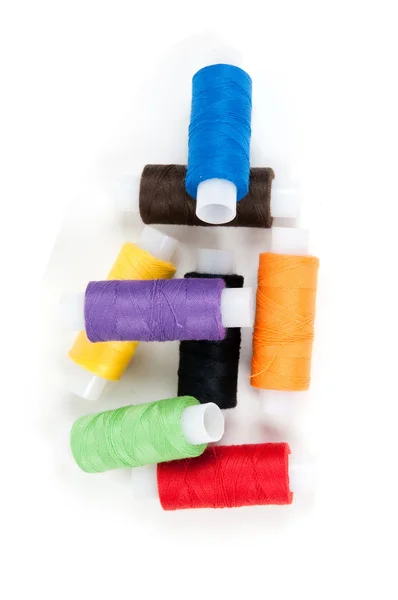 Set di fili per cucire su sfondi bianchi — Foto Stock