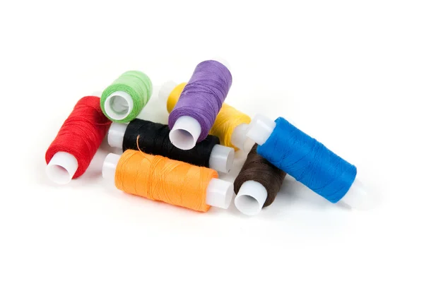 Set di fili per cucire su sfondi bianchi — Foto Stock