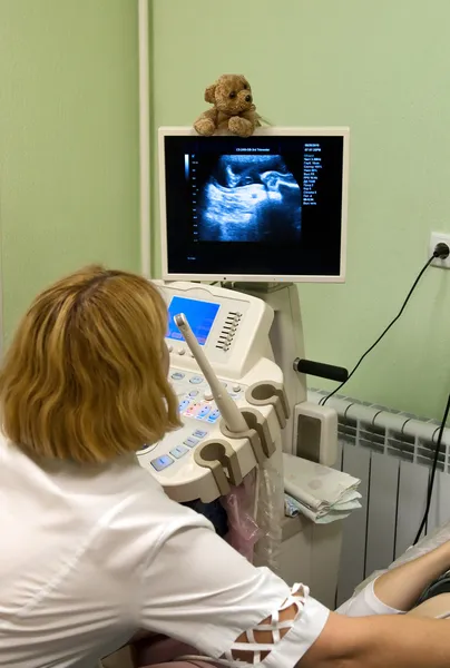 Obstetrician examining pregnant belly by ultrasonic scan. — Stock Photo, Image