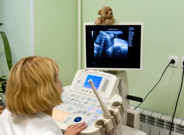 Obstetra examinando barriga grávida por ultra-som . Imagem De Stock